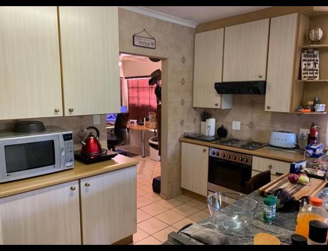 3 BEDROOM TOWNHOUSE FOR SALE IN VANDERBIJLPARK SE 3